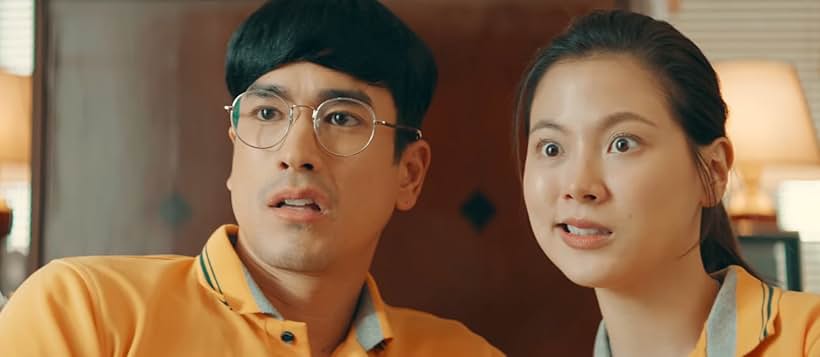 Pimchanok Luevisadpaibul and Nadech Kugimiya in The Con-Heartist (2020)