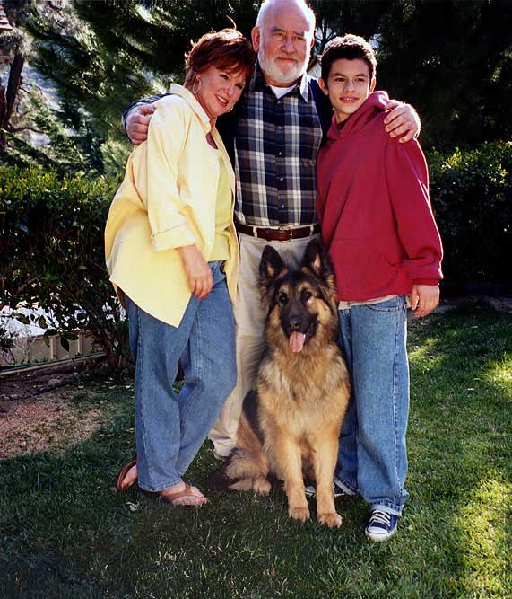 Edward Asner, Sharon Gless, Bear, and Jeffrey Licon in Bring Him Home (2000)