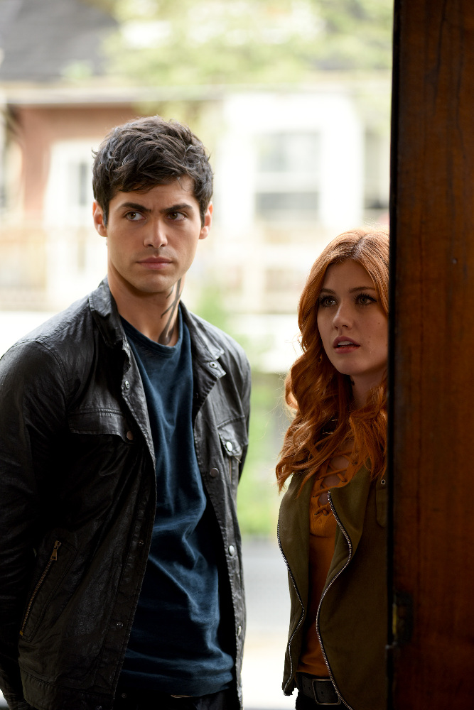 Katherine McNamara and Matthew Daddario in Shadowhunters (2016)