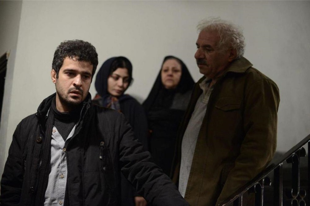 Farid Sajjadi Hosseini, Shirin Aghakashi, Mojtaba Pirzadeh, and Sahra Asadollahi in The Salesman (2016)