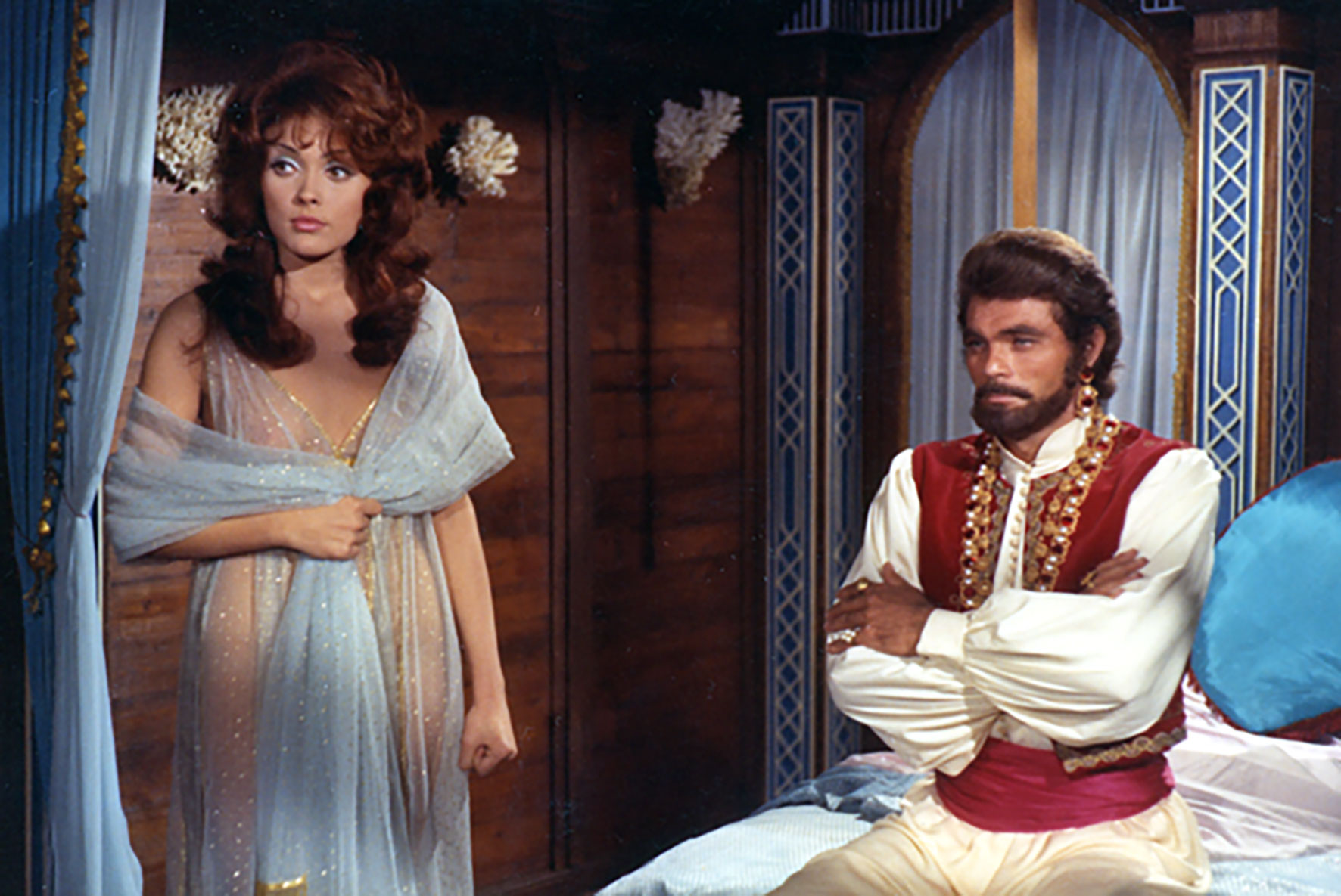 Robert Malcolm and Sonia Wilson in Simbad e il califfo di Bagdad (1973)