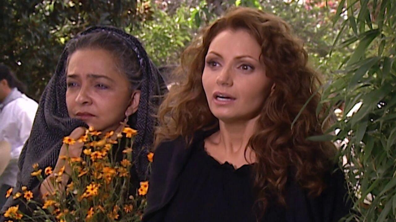 Ana Martín and Angélica Rivera in Destilando amor (2007)