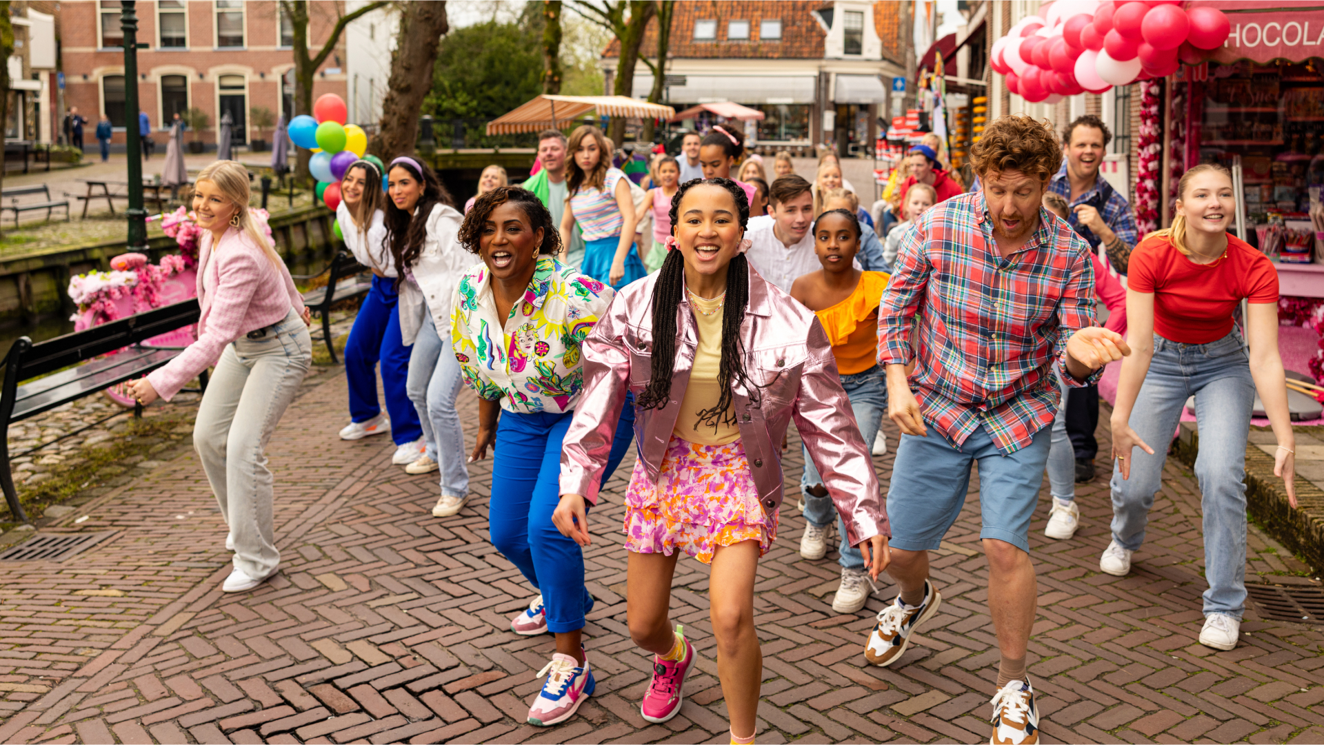 Pim Muda, Esther Mbire, and Edsilia Rombley in Het Feest van Tante Rita 2 - De Chocobom (2024)