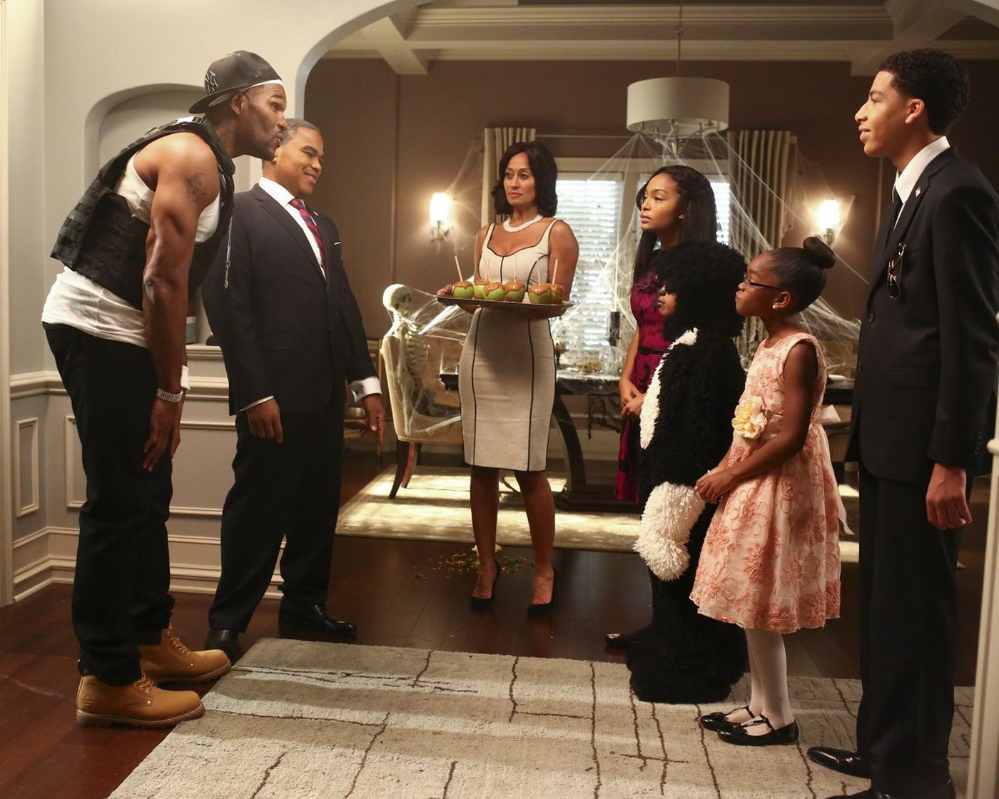 Anthony Anderson, Tracee Ellis Ross, Michael Strahan, Yara Shahidi, Marcus Scribner, Miles Brown, and Marsai Martin in Black-ish (2014)