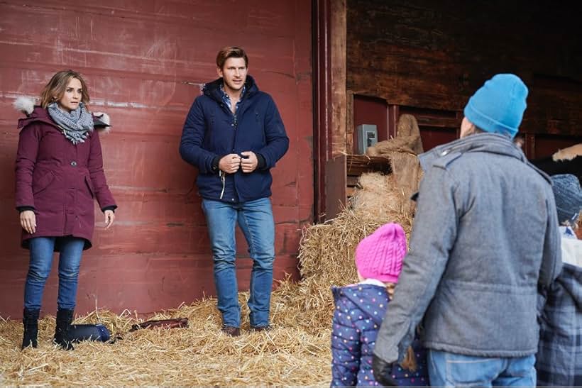 Rachael Leigh Cook, Derek Hamilton, Greyston Holt, Luke Roessler, and Emma Oliver in Cross Country Christmas (2020)