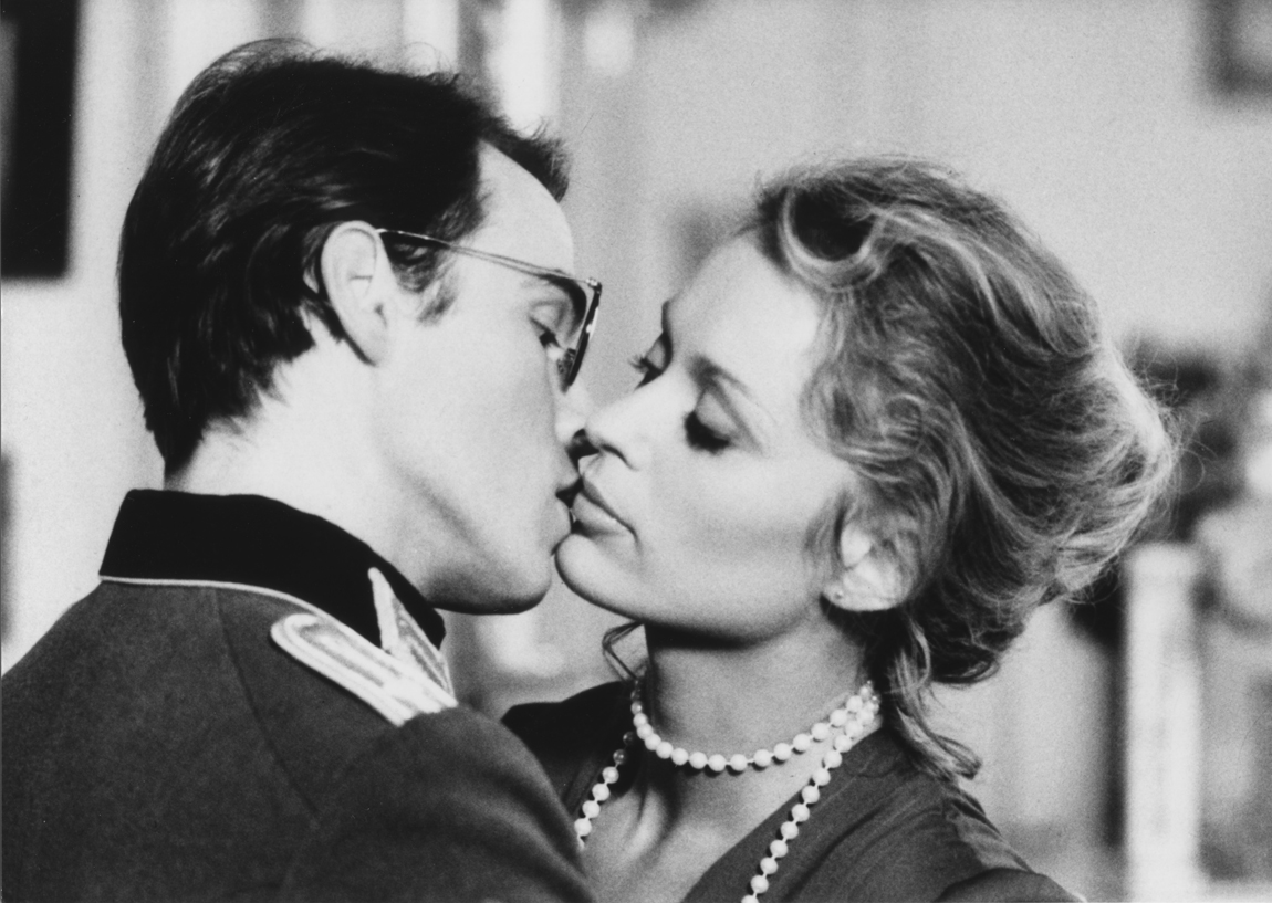 Sybil Danning and Jan Niklas in Opération Lady Marlène (1975)