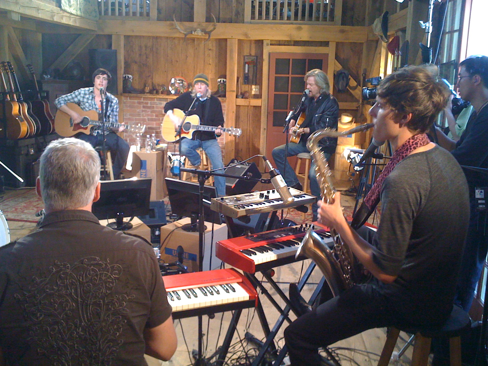 Daryl Hall, Zev Katz, T-Bone Wolk, Ronaldo DeMorais, Eliot Lewis, and Everett Bradley in Live from Daryl's House (2007)