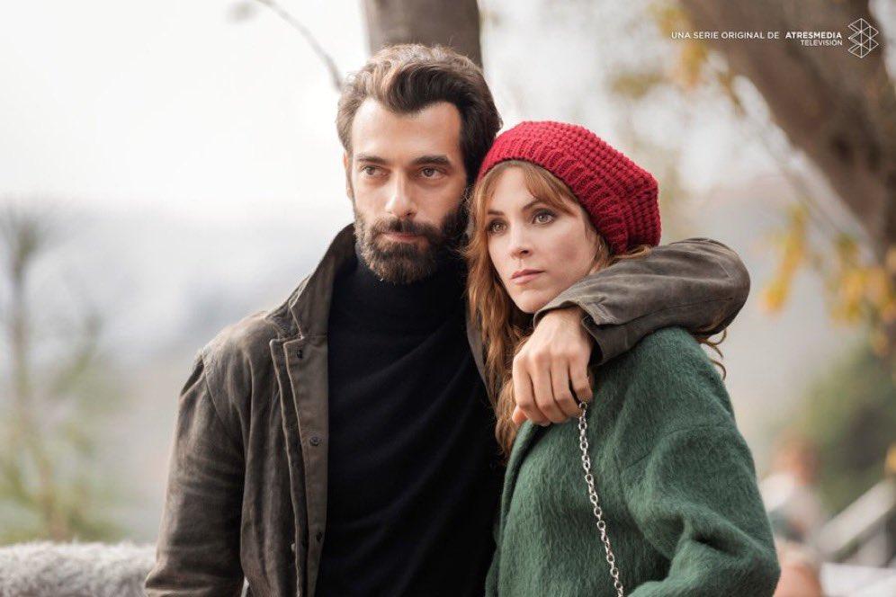 Maggie Civantos and Ilker Kaleli in La pasión turca (2024)