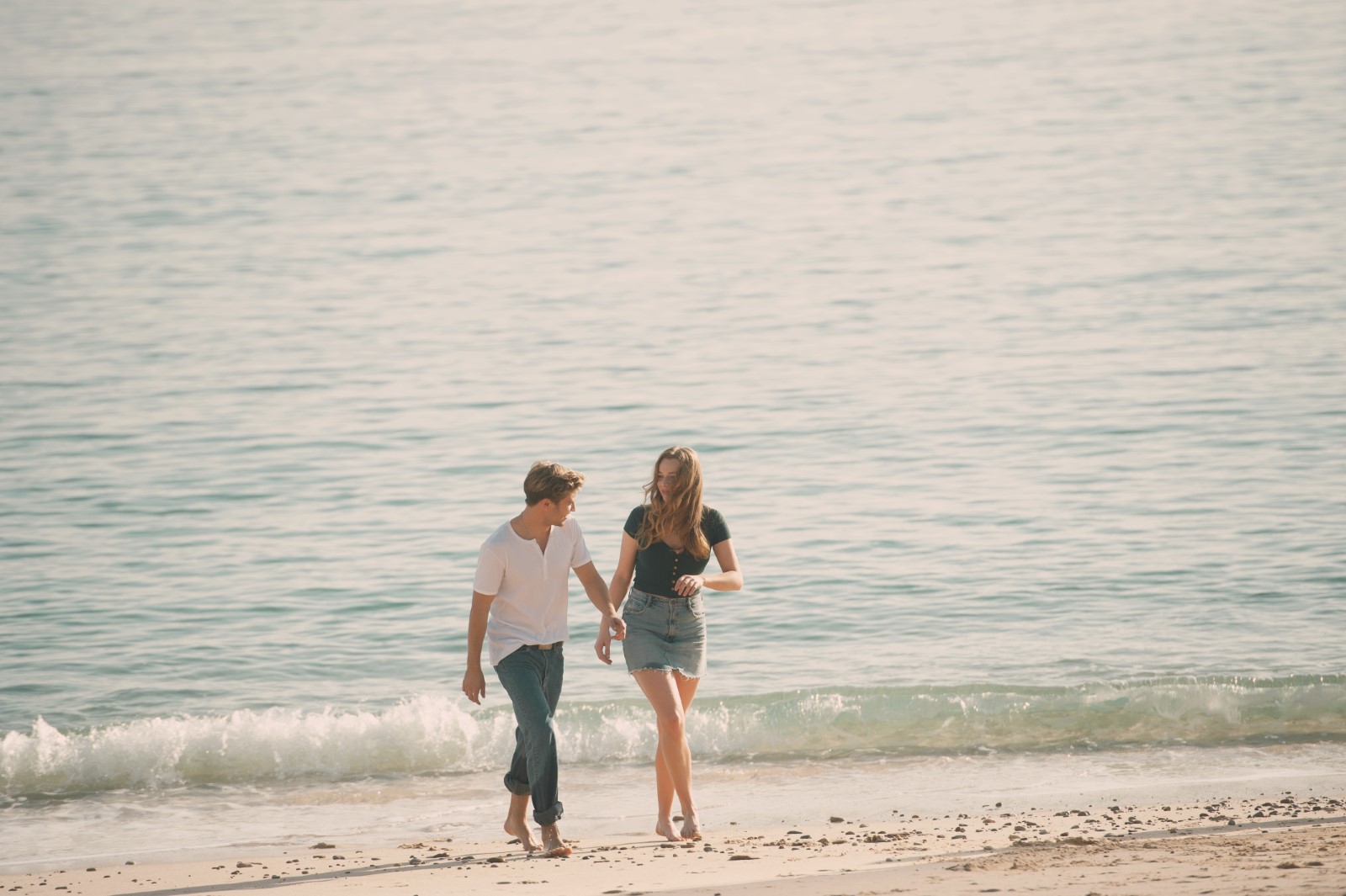 Jannik Schümann and Luna Wedler in Close to the Horizon (2019)