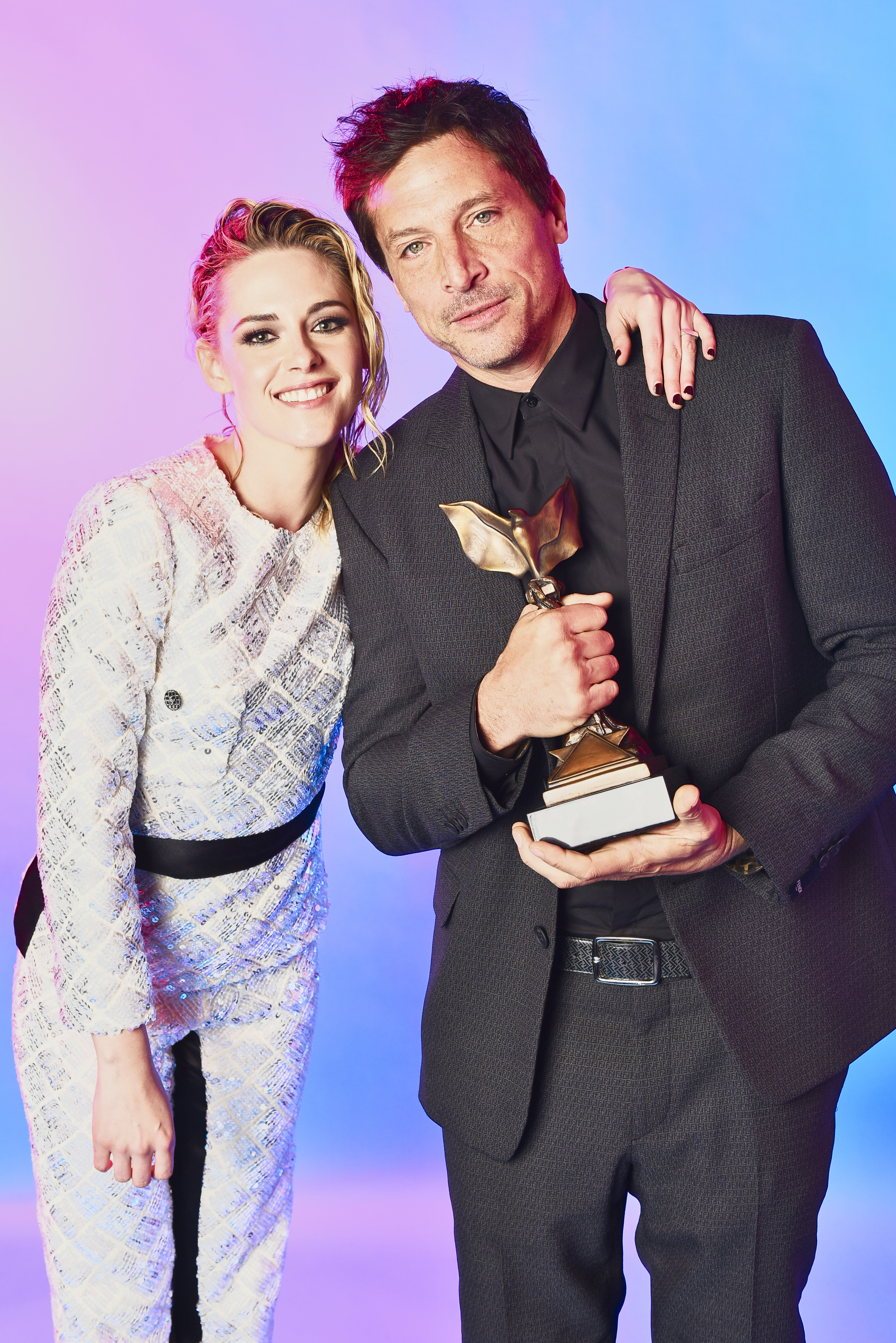 Simon Rex (/name/nm0005350) and Kristen Stewart (/name/nm0829576) at The IMDb Portrait Studio at the 2022 Film Independent Spirit Awards