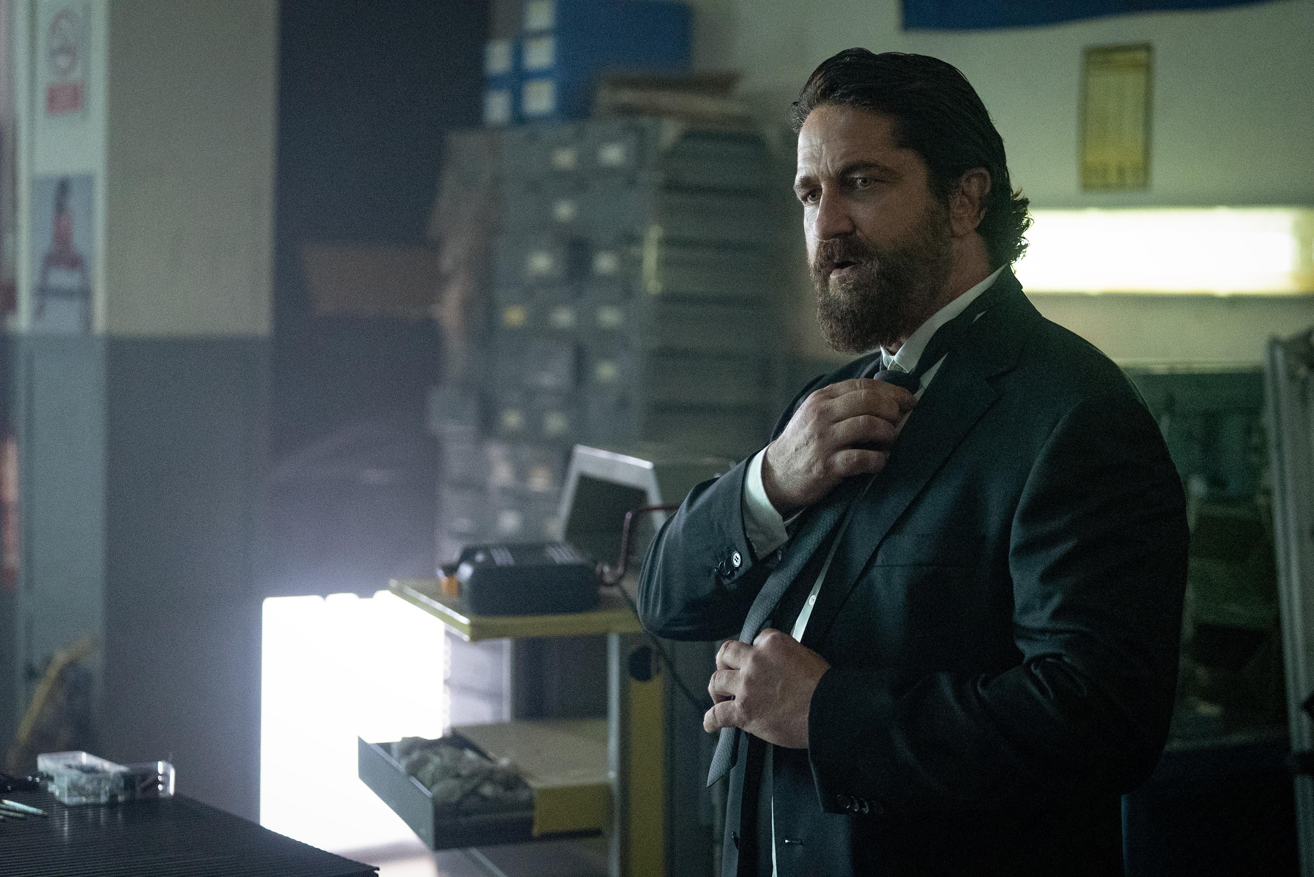 Gerard Butler and Rico Torres in Den of Thieves (2018)