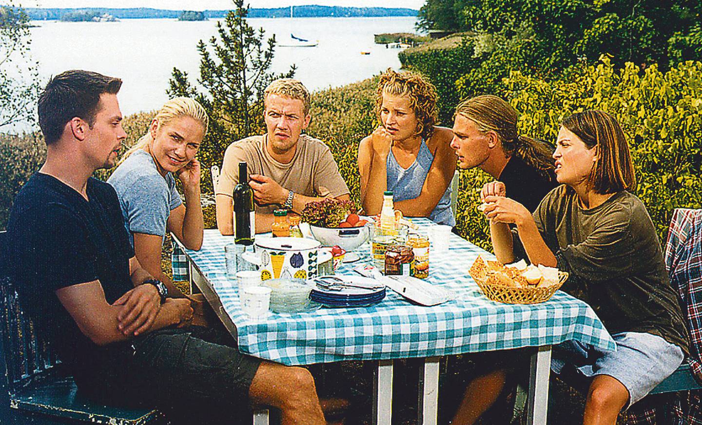 Mikko Nousiainen, Irina Björklund, Matleena Kuusniemi, Laura Malmivaara, Valtteri Roiha, and Petteri Summanen in Restless (2000)