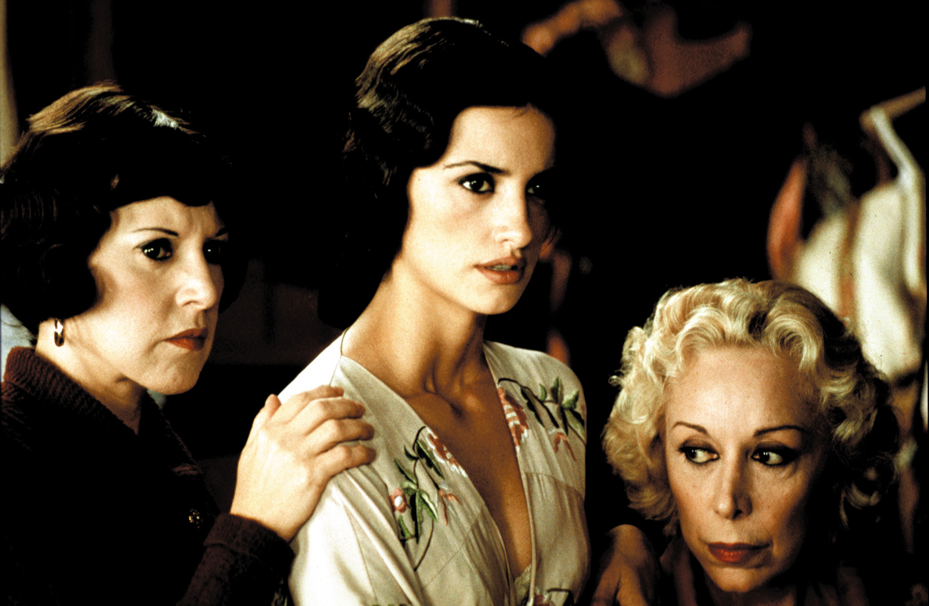 Rosa Maria Sardà, Penélope Cruz, and Loles León in The Girl of Your Dreams (1998)