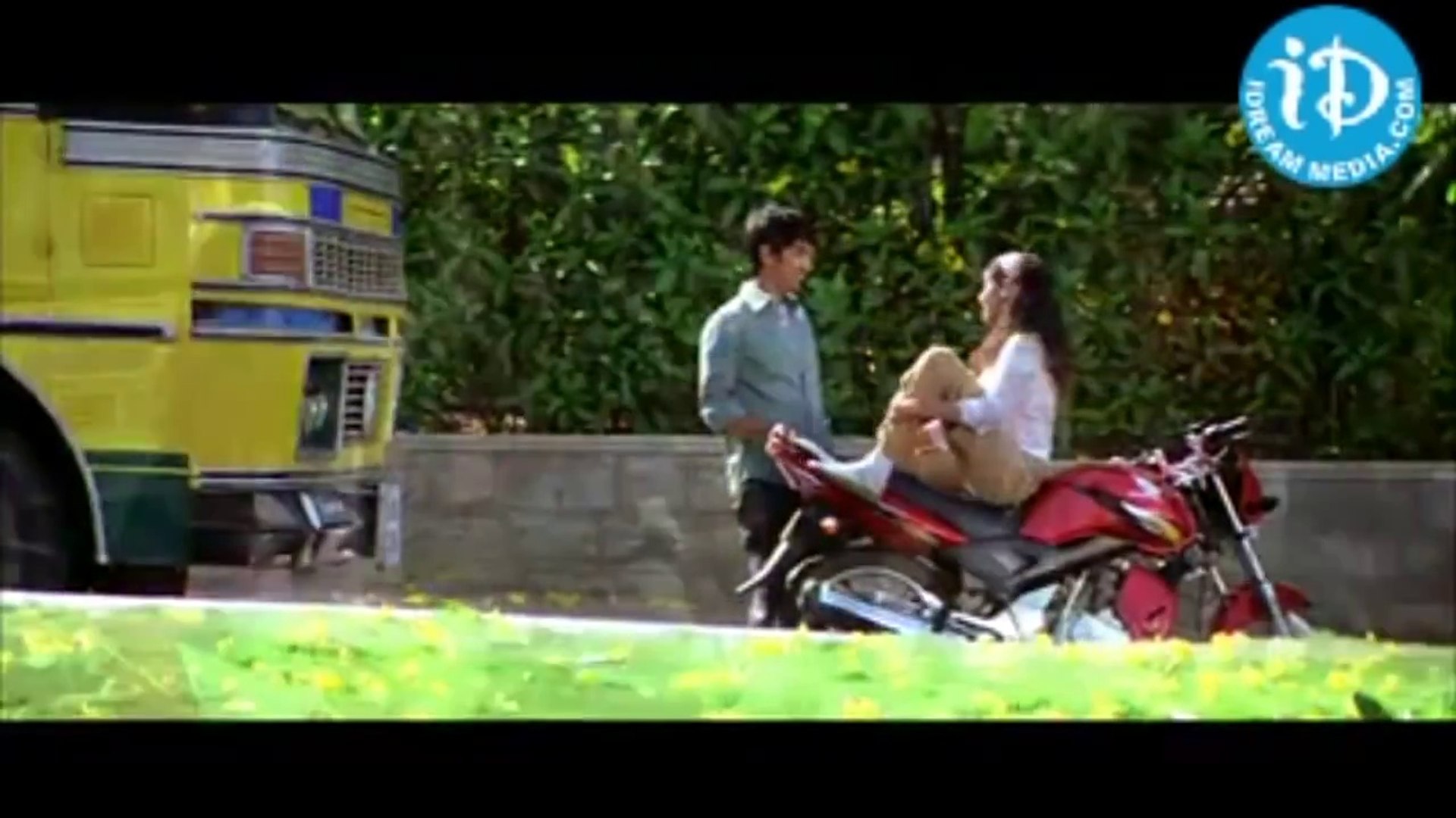 Genelia Deshmukh and Siddharth in Bommarillu (2006)