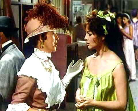 Sara Montiel and Amelia de la Torre in La reina del Chantecler (1962)