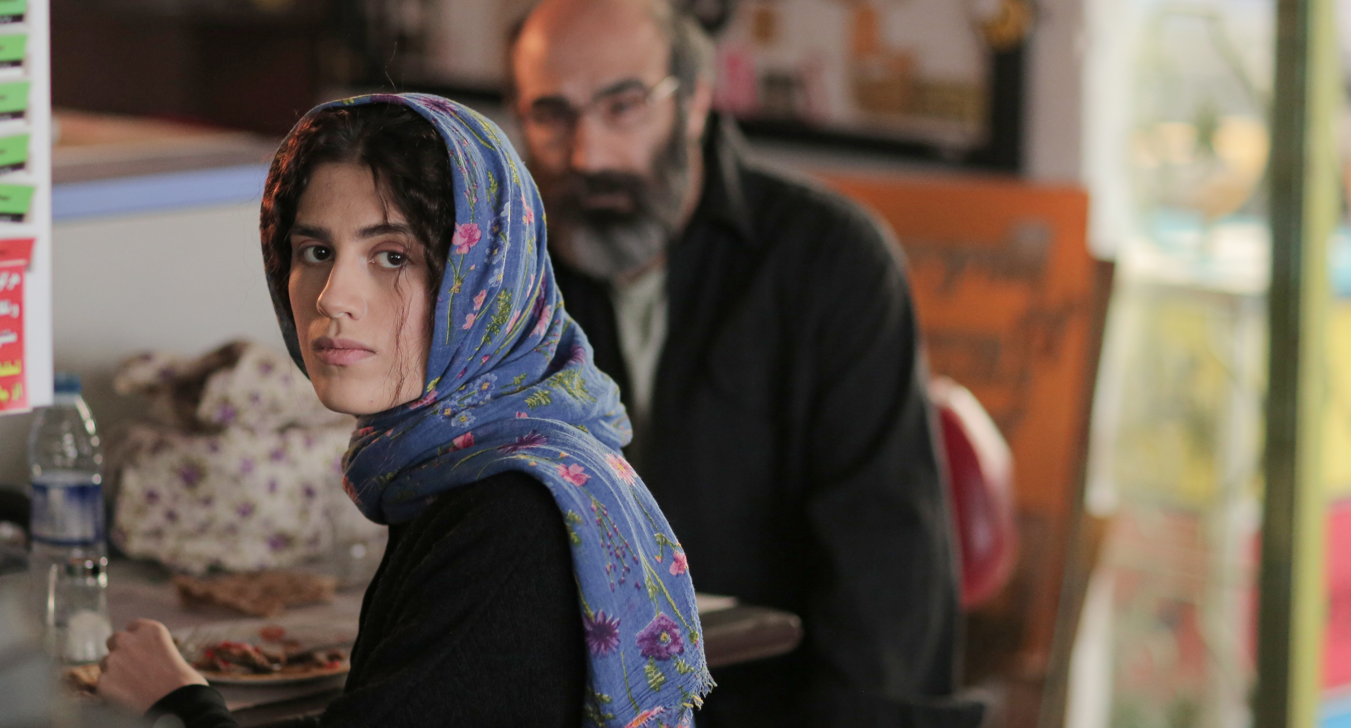 Mohsen Tanabandeh and Sarina Farhadi in A Hero (2021)