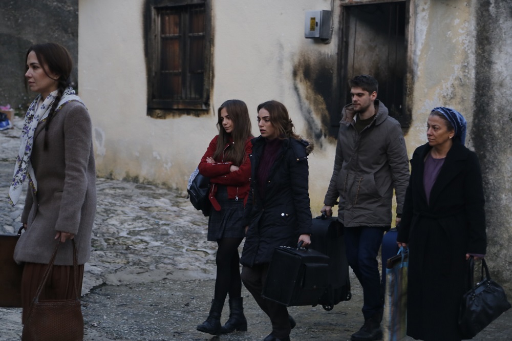 Deniz Ugur, Aysen Sezerel, Idris Nebi Taskan, Bahar Sahin, and Sera Kutlubey in Episode #1.1 (2019)