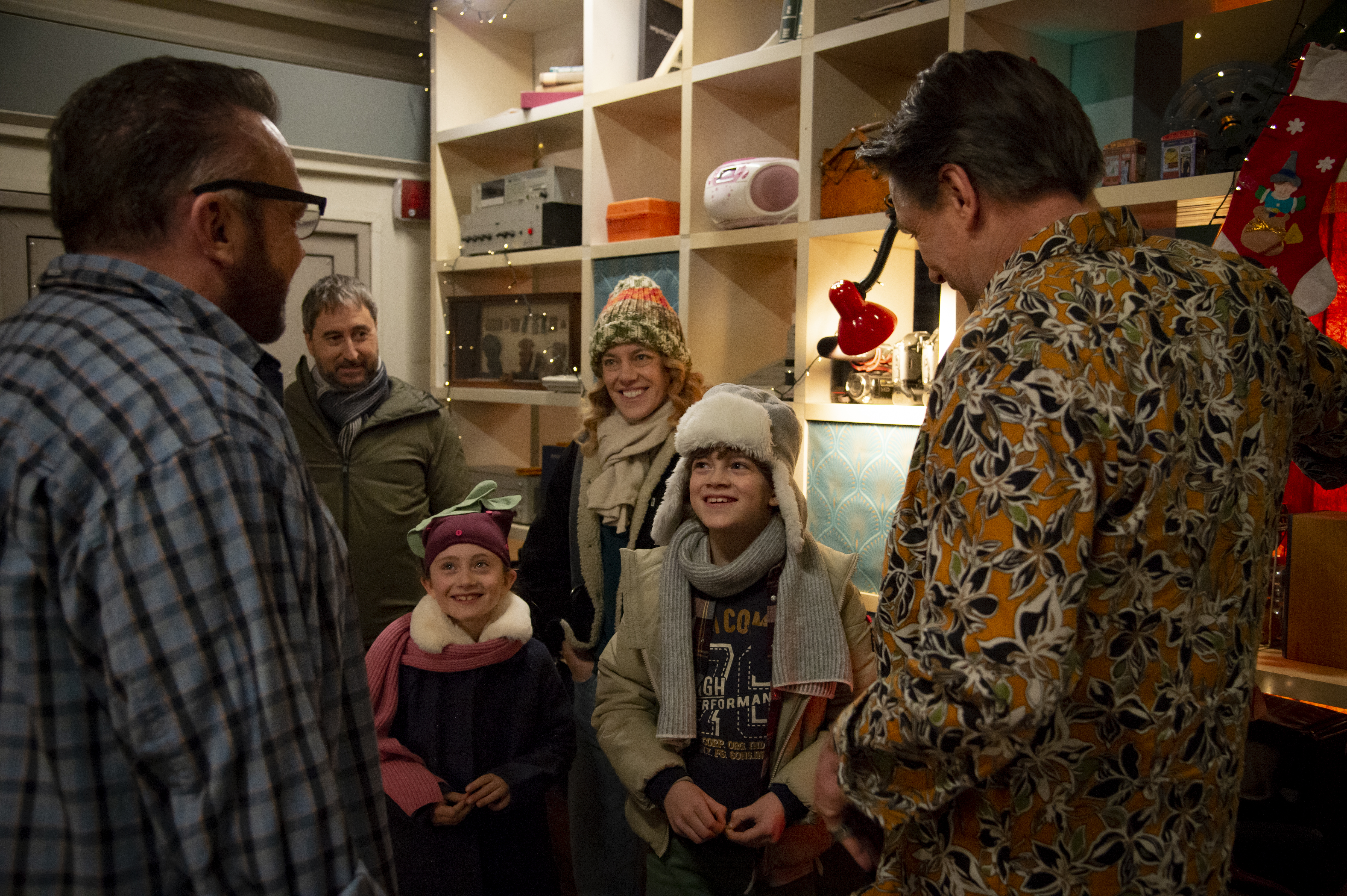 Katie McGovern, Lorenzo McGovern Zaini, Mia McGovern Zaini, Billy Baldwin and Tom Arnold in "The Good Witch of Christmas."