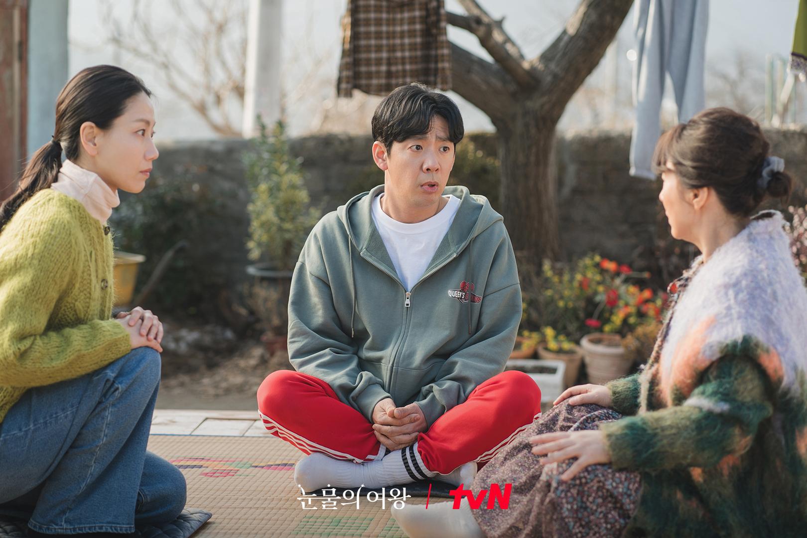 Kim Shin-rock, Hwang Young-hee, and Kim Do-hyun in Queen of Tears (2024)