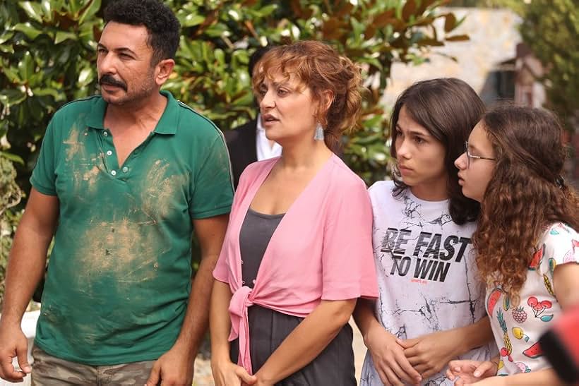 Didem Balçin, Toygan Avanoglu, Ebrar Alya Demirbilek, Arda Görgen, and Deniz Kaynak in Meleklerin Aski (2018)