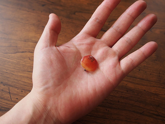 イラストによる食卓。ブローチ あんパン