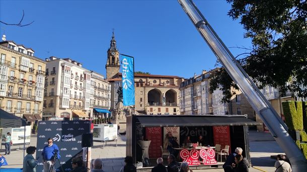 Radio Vitoria ha celebrado su 90 aniversario con una programación especial en la plaza de la Virgen Blanca