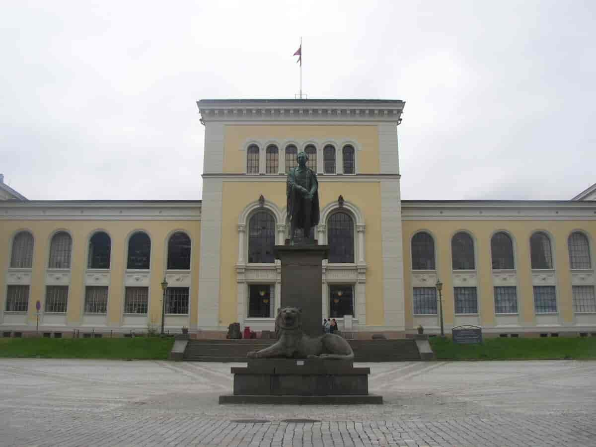 Fotografi av Christiestøtten utenfor Bergens Museum