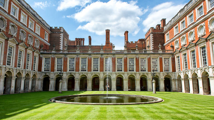 Hunt ghosts at Hampton Court Palace