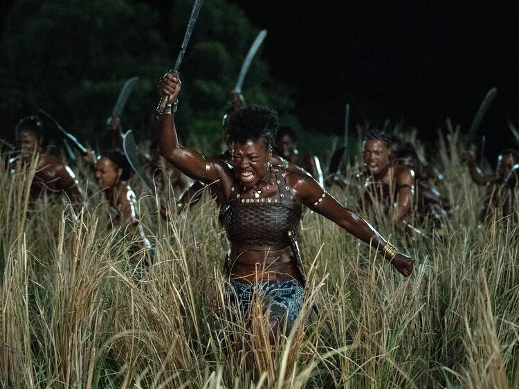 Viola Davis se convierte en una feroz guerrera africana en The Woman King