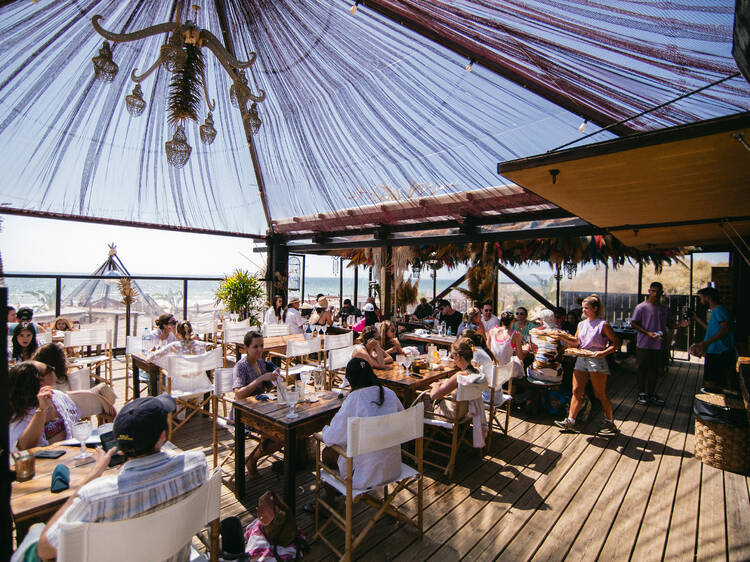 Festa em praia da Costa da Caparica começa com raclette à mesa