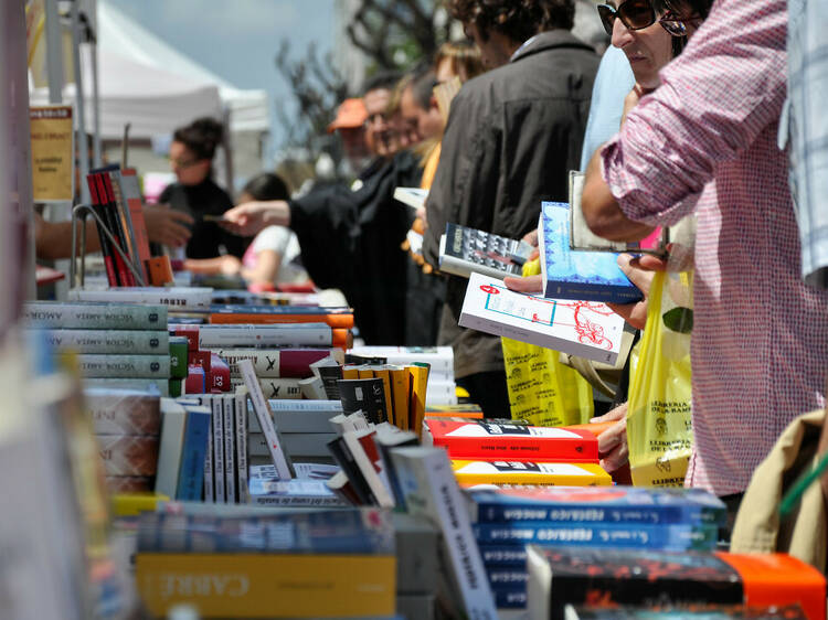 Plaza de España se llena de libros. ¡El Festival de las Ideas ya está aquí!