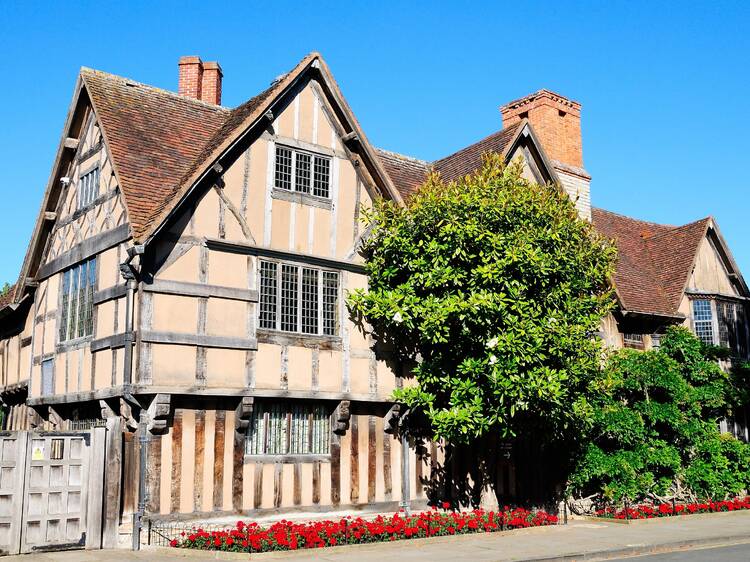 A top US playwright has donated £1m to save Shakespeare’s daughter’s crumbling house