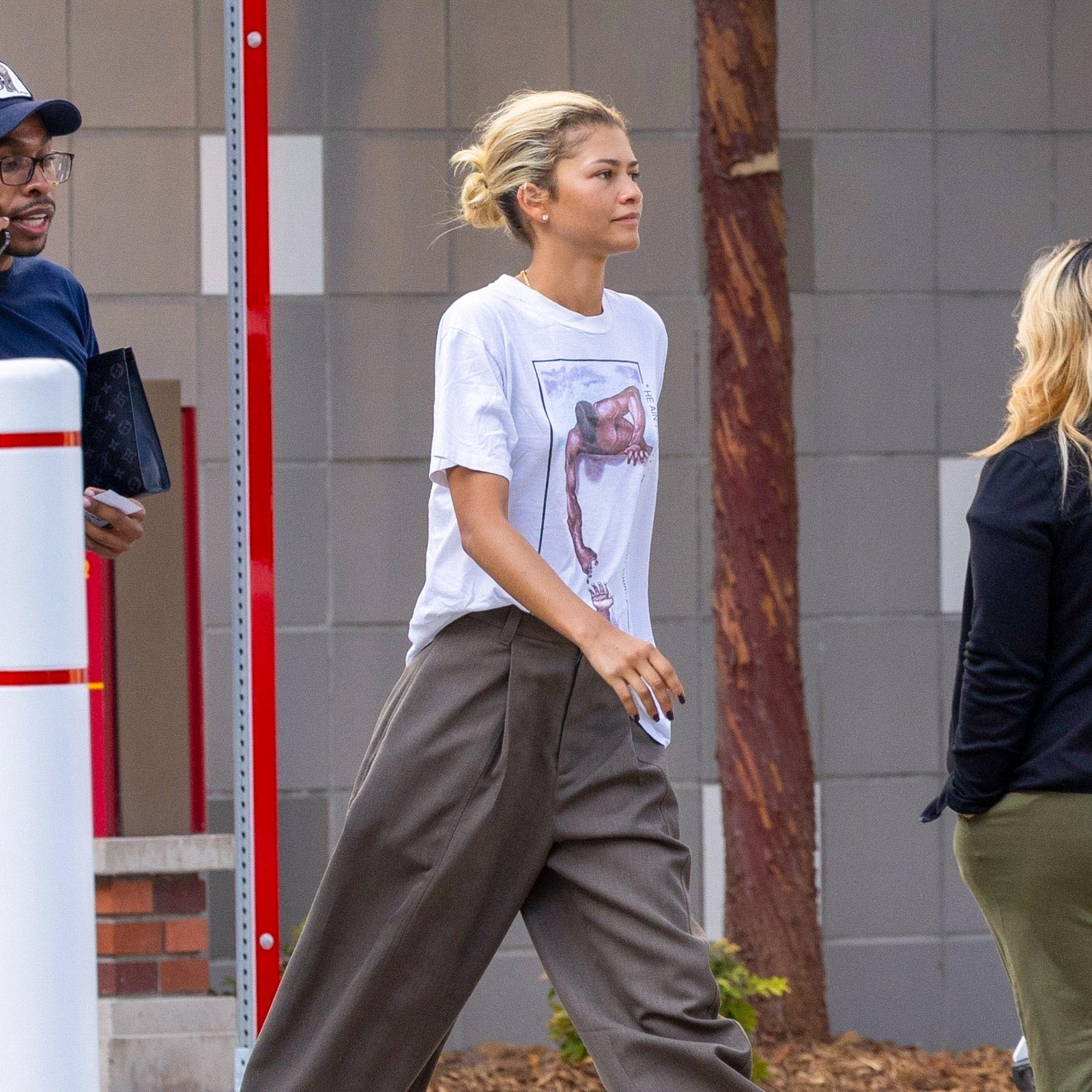 Zendaya lleva pantalones baggy color gris y tenis blancos en un look de otoño 2024