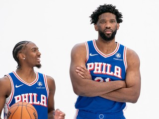 Basketbalisti Philadelphie 76ers Joel Embiid (vpravo) a Tyrese Maxey. 