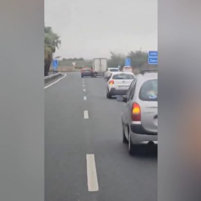 “¡Illo, se están matando!”: la impresionante técnica de dos coches para robar un camión lleno de garrafas de aceite