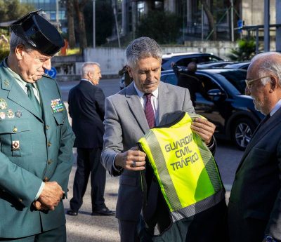 La DGT pone a la Guardia Civil como ejemplo para los motoristas: los agentes reciben sus primeros airbags electrónicos