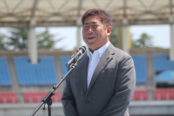 挨拶した川崎市の福田市長