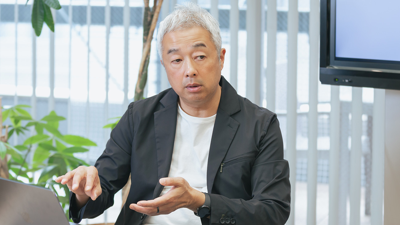 アタラ株式会社 創業者 代表取締役 CEO　杉原 剛（すぎはら・ごう）氏 KDDI、インテルを経て、オーバーチュア（現Yahoo!検索広告）、Google日本法人で広告営業戦略を担当。2009年にマーケティングのコンサルティングサービスやツールを提供するアタラを創業。プラットフォーム広告、リテールメディアなどの最新情報を発信する、日本では数少ないプラットフォームビジネスアナリストでもある。「プラットフォームの思考回路」チャンネルをX、LinkedIn、Voicyで運営。