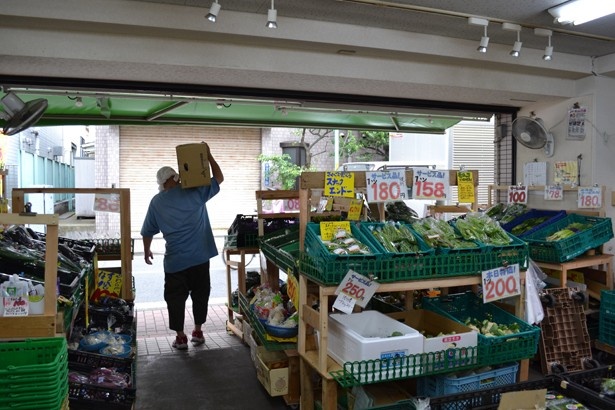 漫画と同じ画角を狙ったところ、撮影できた働く男の背中。弟さんは最後、「あとで食べて」とおみやげをくれた(「八百菊」)