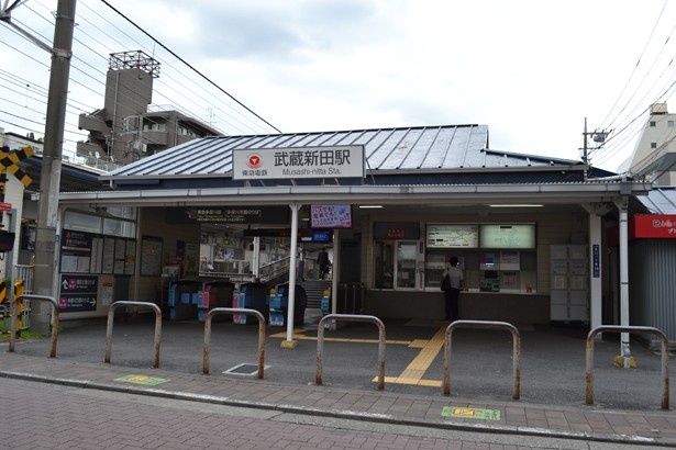 下丸子駅から蒲田方面へ1駅進んだ武蔵新田(むさしにった)駅。駅名は武蔵国(東京)に「新田神社」があることから