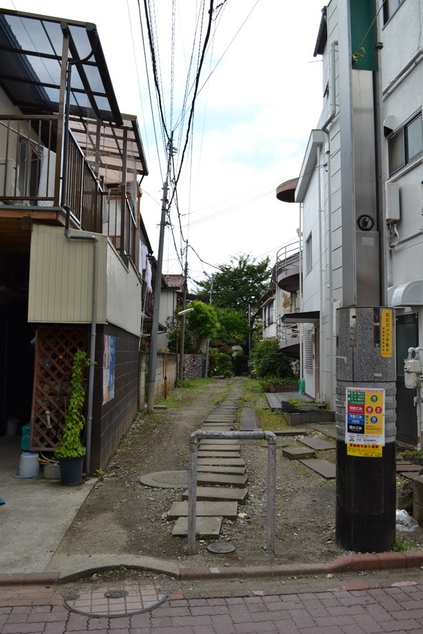 武蔵新田駅近くの路地。漫画にも、紺双葉が一人暮らしするアパート「河井荘」に続く道として登場する