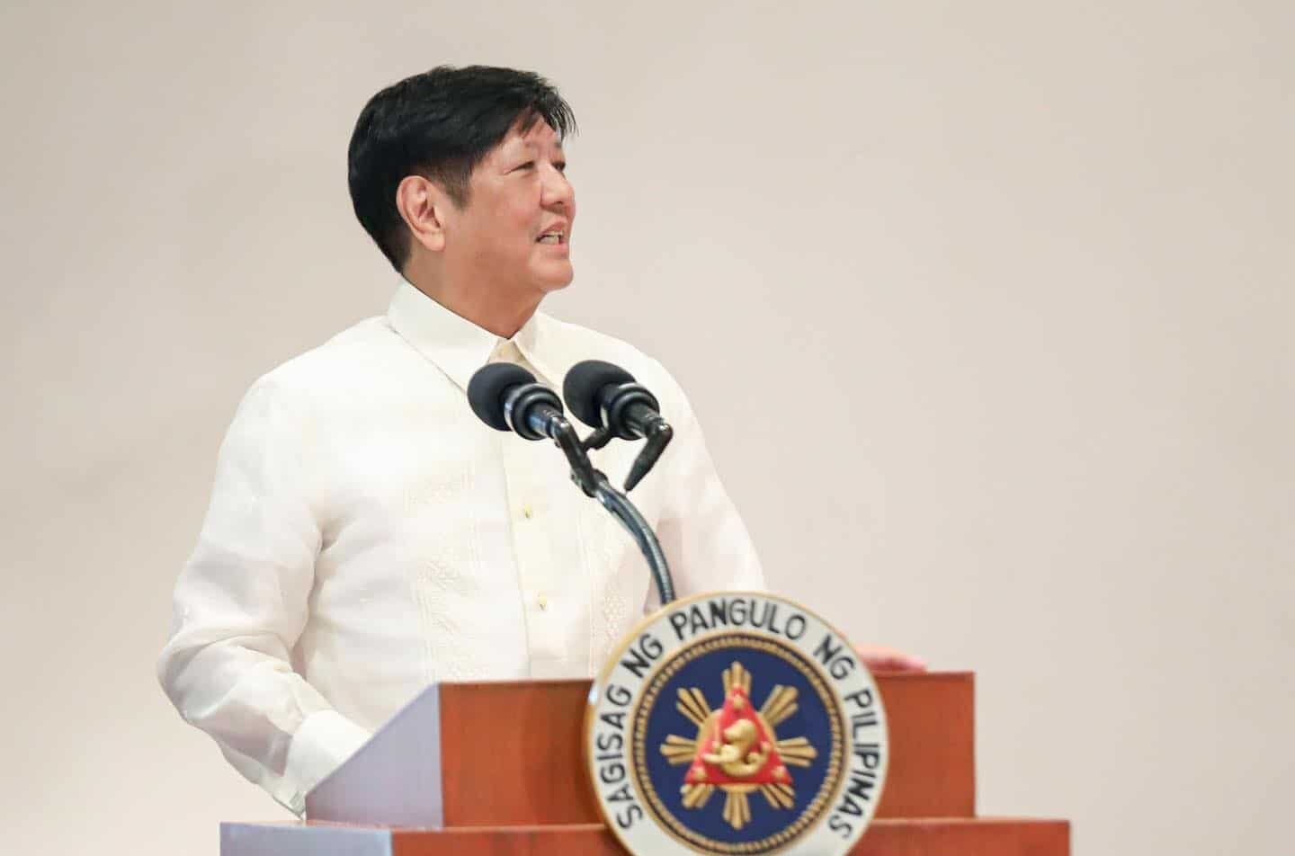 Marcos signs law on free tutorials