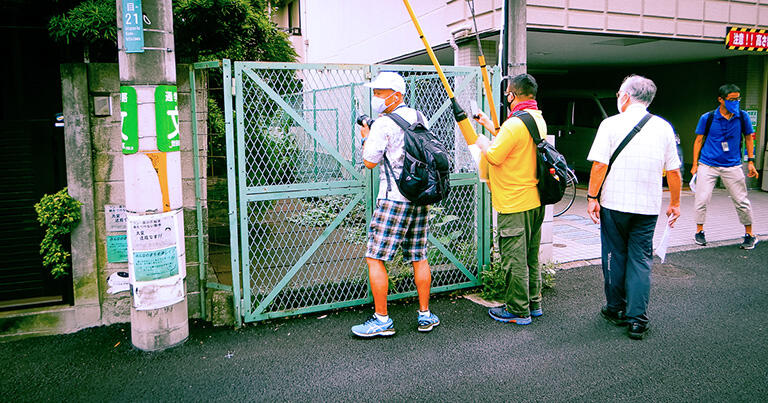 北沢川の暗渠がトンネルとなって京王線の線路下をくぐっている箇所。1枚目の写真で男性がしゃがんでカメラを向けている部分が2枚目の写真だ。道の反対側には蓋暗渠が続く（3枚目）