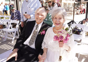 Com quase 90 anos, idosos se conhecem em estudo bíblico e se casam