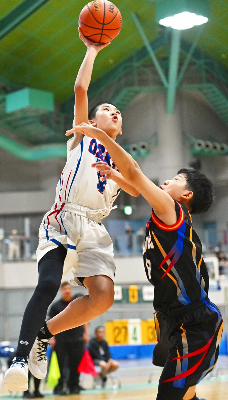 男子決勝　大里北－長嶺　第４Ｑ、大里北の赤嶺寛斗が３５点目のシュートを決める＝宜野湾市立体育館（金城拓撮影）