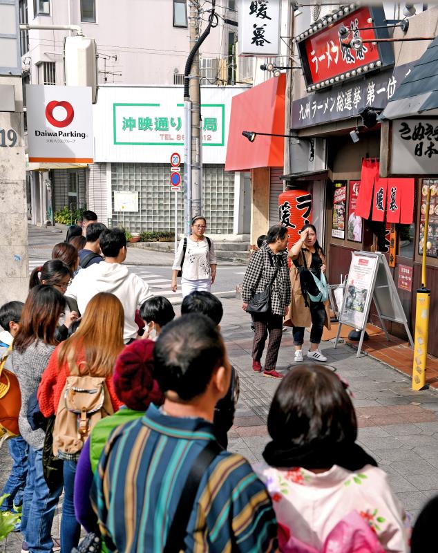 豚骨ラーメン店の前で並ぶ外国人観光客＝那覇市牧志の「ラーメン暖暮」（喜屋武綾菜撮影）