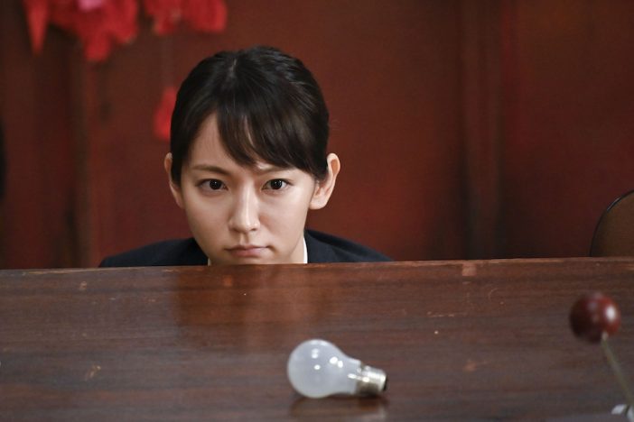 吉岡里帆、『時効警察』の“振り回す”役で本領発揮？　視聴者が虜にされる“吉岡マジック”とは