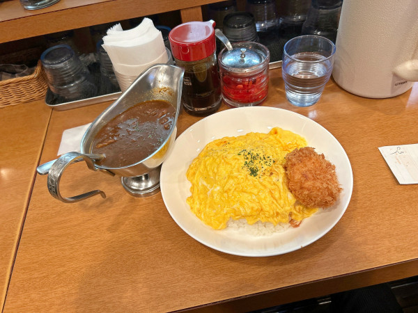 「オムライス風キーマカレー、カニクリームコロッケ」@ジンコックの写真