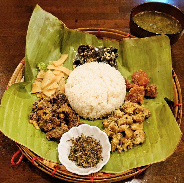 「カチン民族風スペシャル盛りカレー」@サヤカの写真