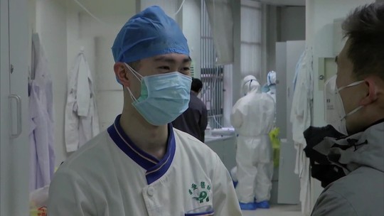 Enfermeiro relata rotina em hospital em Wuhan - Programa: GloboNews Documentário 